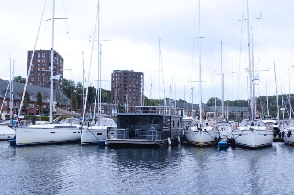 Hausboot Fjord Meeresbrise Mit Dachterrasse In Flensburg Bagian luar foto