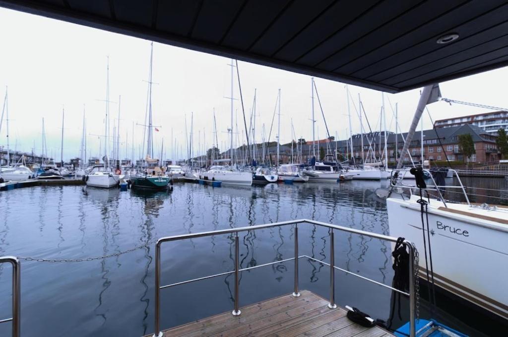 Hausboot Fjord Meeresbrise Mit Dachterrasse In Flensburg Bagian luar foto