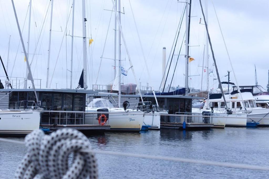 Hausboot Fjord Meeresbrise Mit Dachterrasse In Flensburg Bagian luar foto
