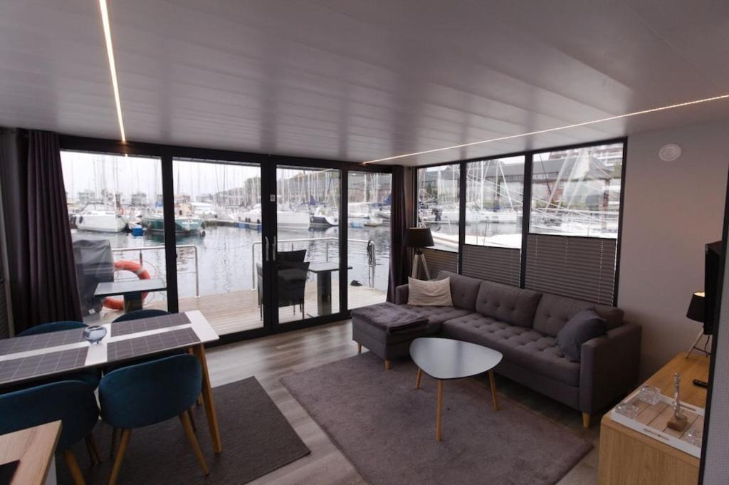Hausboot Fjord Meeresbrise Mit Dachterrasse In Flensburg Bagian luar foto