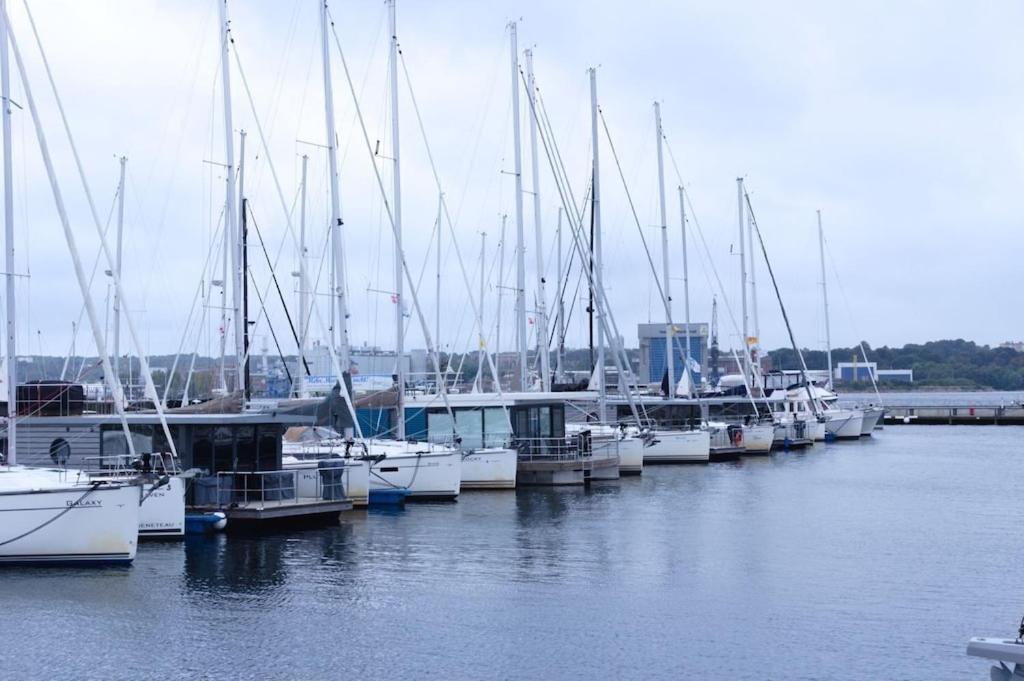 Hausboot Fjord Meeresbrise Mit Dachterrasse In Flensburg Bagian luar foto